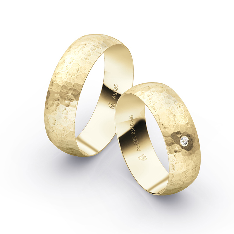 Eheringe aus gehämmertem Gelbgold mit Diamanten, in 6 mm Breite