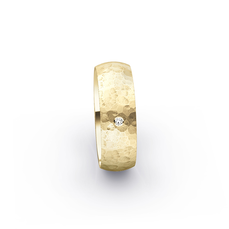 Eheringe aus gehämmertem Gelbgold mit Diamanten, in 6 mm Breite