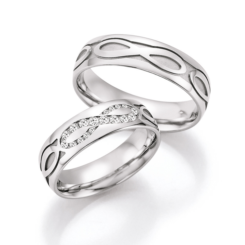Aufnahme der Eheringe aus Weißgold mit Unendlichkeit-Zeichen-Muster und 18 Diamanten