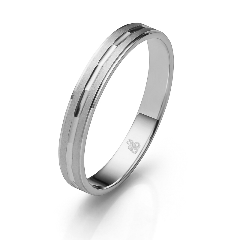 Aufnahme des kleinen Weißgold Hochzeitsrings schmal mit Sandmattierung und strukturierter Rille