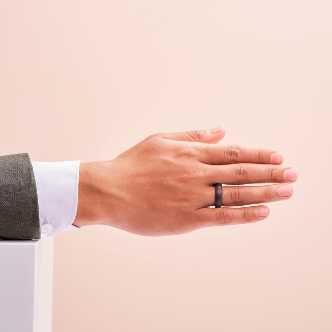 Aufnahme von Eheringen aus Carbon in schwarz auf Hand