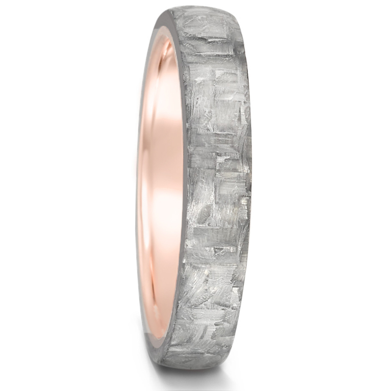 Aufnahme von schmalen Trauringe aus grauem Carbon mit Roségold