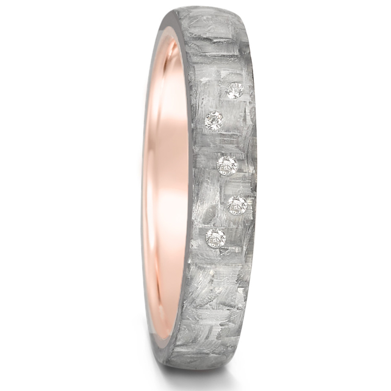 Aufnahme von schmalen Trauringe aus grauem Carbon mit 5 Diamanten und Roségold
