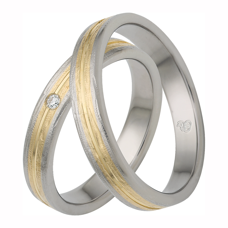 Aufnahme von Trauringen aus Edelstahl & Gelbgold mit Struktur und Diamanten