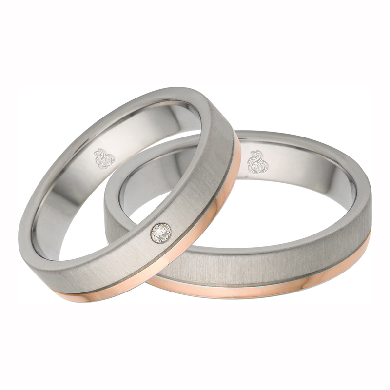 Aufnahme von Trauringen aus Edelstahl quermatt mit Rosègoldrand und Diamanten