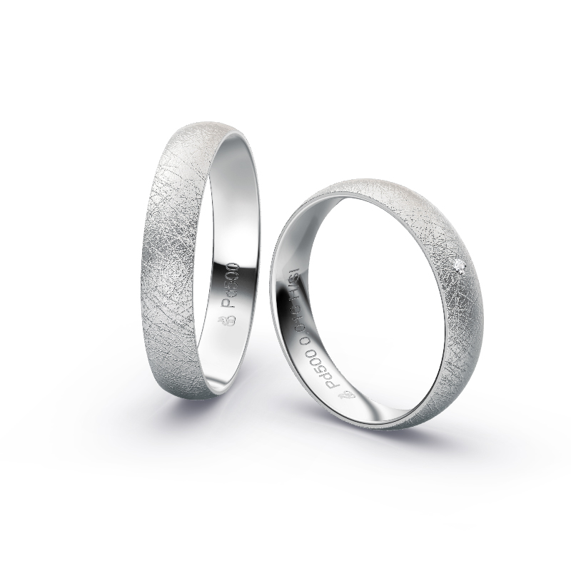 Aufnahme von schlichten eismatten Trauringen aus Palladium mit Diamant mit 4 mm Breite
