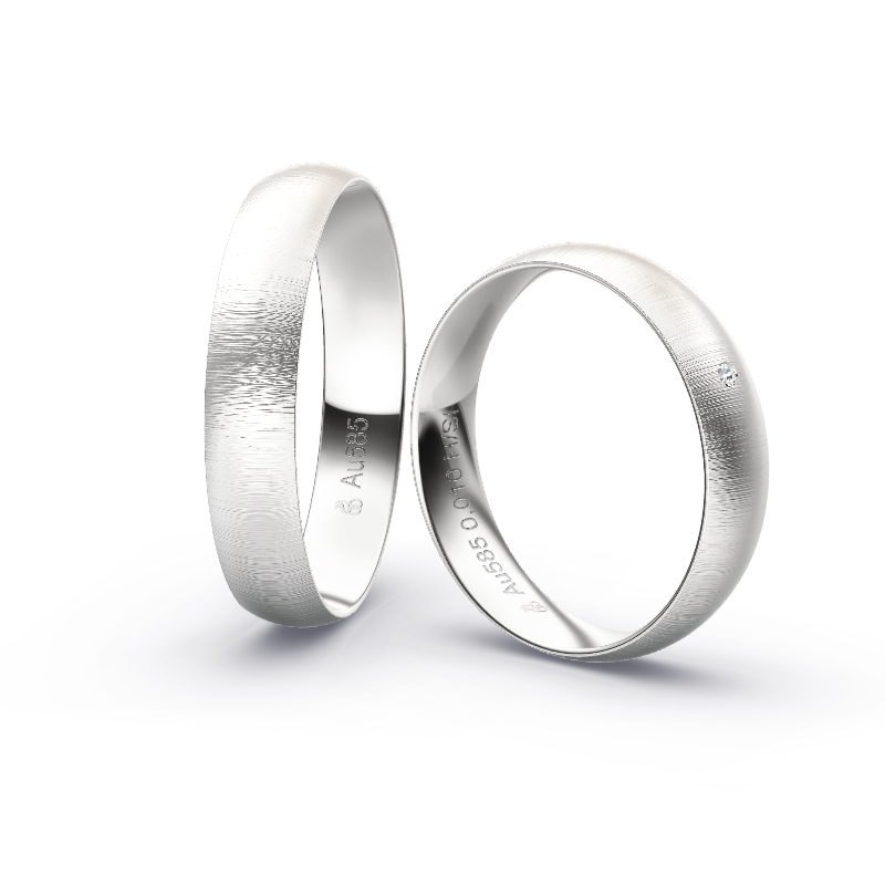 Aufnahme von Eheringen aus Weissgold mit Diamanten und Querbürstung in 4,5 mm Breite