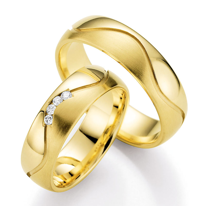 Aufnahme von Eheringen in Gelbgold mit vier Diamanten in wellenförmiger Rille