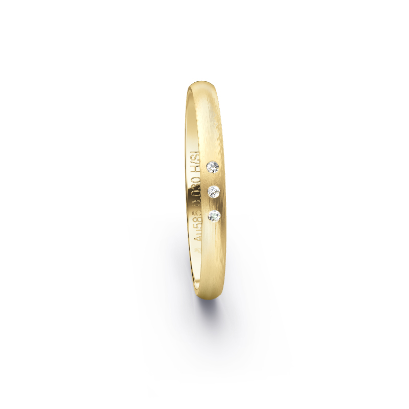 Aufnahme von längsmattierten Gelbgold Eheringen mit 3 Diamanten in 2,5 mm Breite
