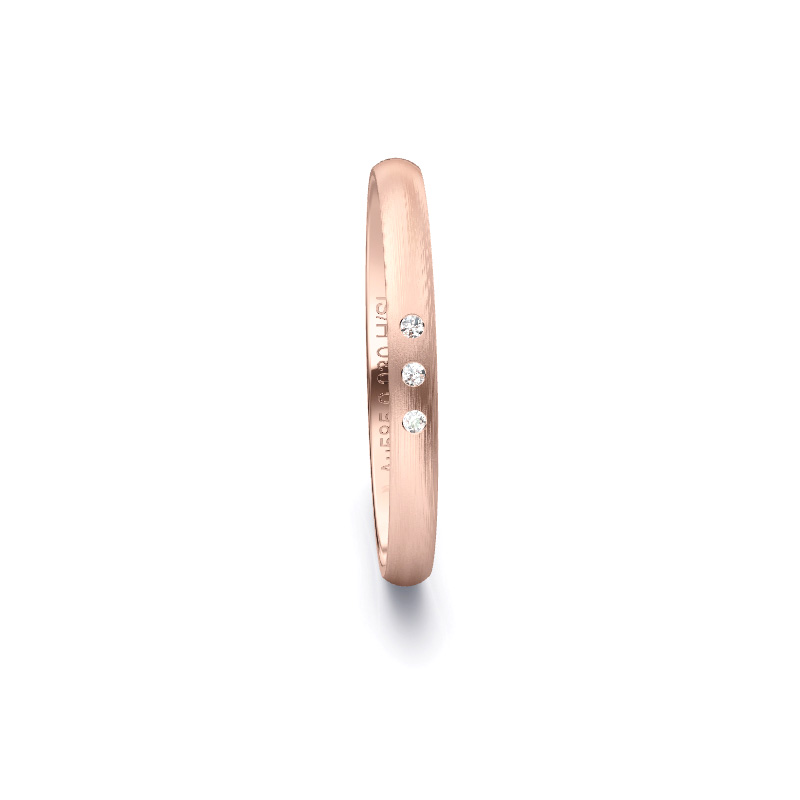 Aufnahme von längsmattierten Rosegold Eheringen mit 3 Diamanten in 2,5 mm Breite