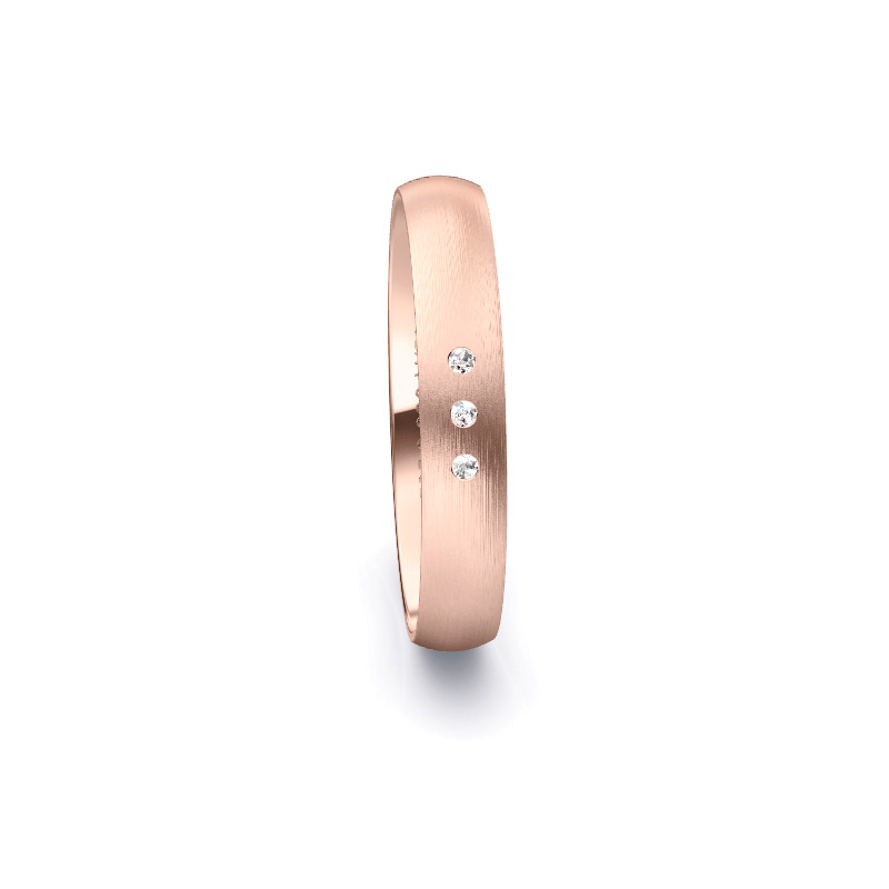 Aufnahme von längsmatten Rosegold Eheringen mit 3 Diamanten in 4 mm Breite