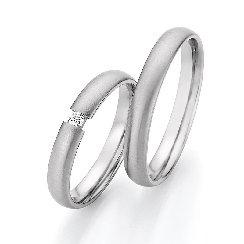 Aufnahme von Trauringen aus Edelstahl längsmattiert mit rundem weißem Diamanten