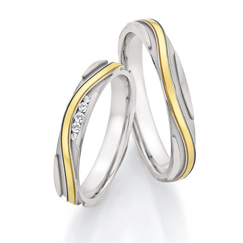 Aufnahmen von Eheringen aus Edelstahl und Gelbgold mattiert mit Rillenmuster und 5 Diamanten