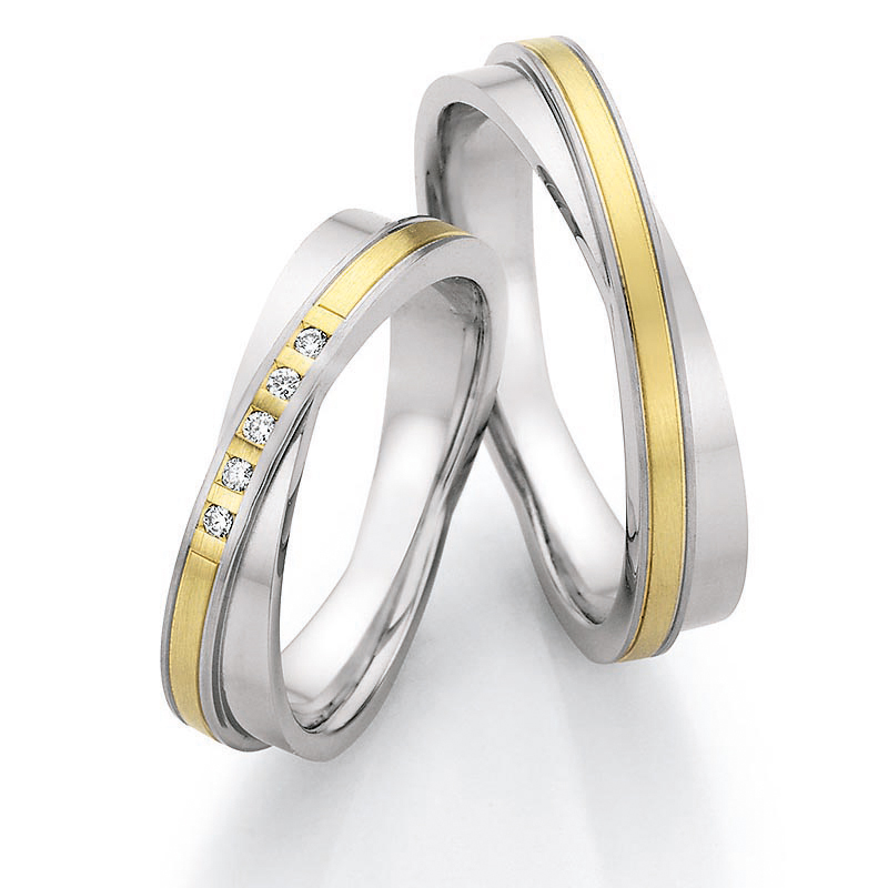Aufnahme von Edelstahl Eheringen mit schrägem Gelbgoldstreifen und fünf weißen Diamanten