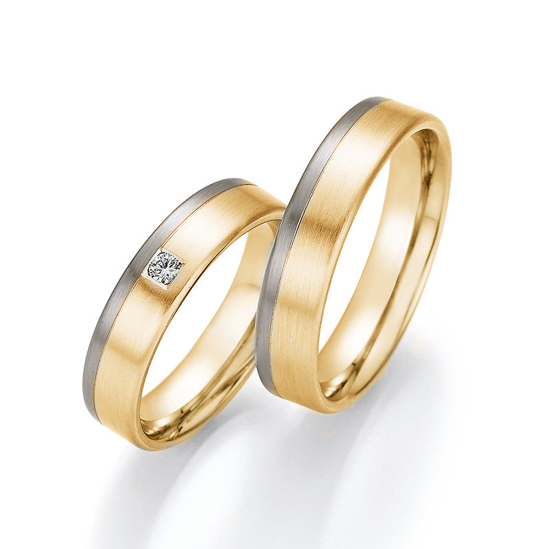 Aufnahme von Trauringen aus Palladium 500&Gelbgold mit Diamanten in viereckiger Fassung