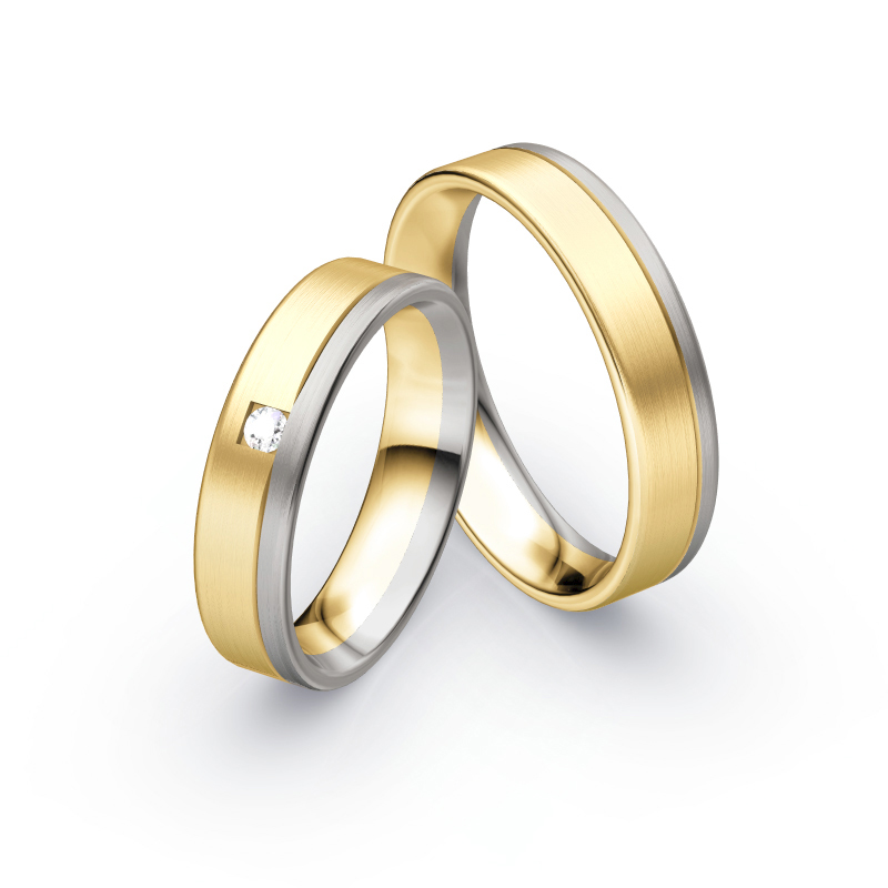 Aufnahme von Trauringen aus Palladium 500&Gelbgold mit Diamanten in viereckiger Fassung 