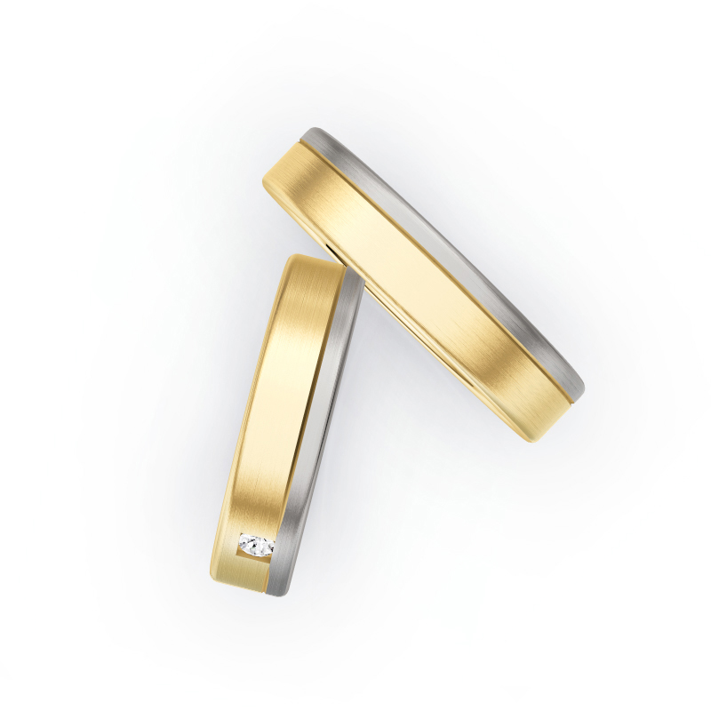 Aufnahme von Trauringen aus Palladium 500&Gelbgold mit Diamanten in viereckiger Fassung 