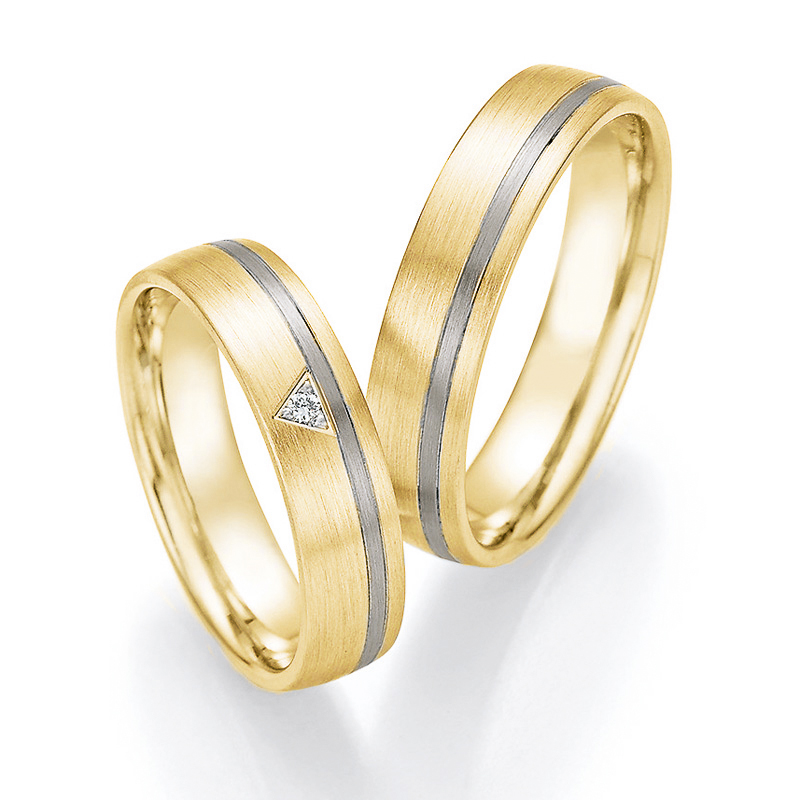 Aufnahme von Eheringen in Gelbgold/Palladium 500 matt mit viereckigen Diamanten