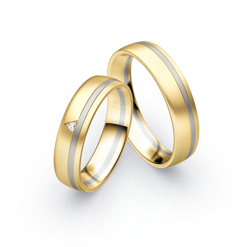 Aufnahme von Eheringen in Gelbgold/Palladium 500 matt mit viereckigen Diamanten 
