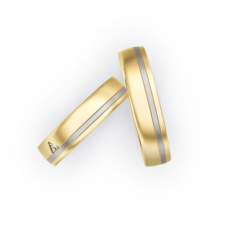 Aufnahme von Eheringen in Gelbgold/Palladium 500 matt mit viereckigen Diamanten 