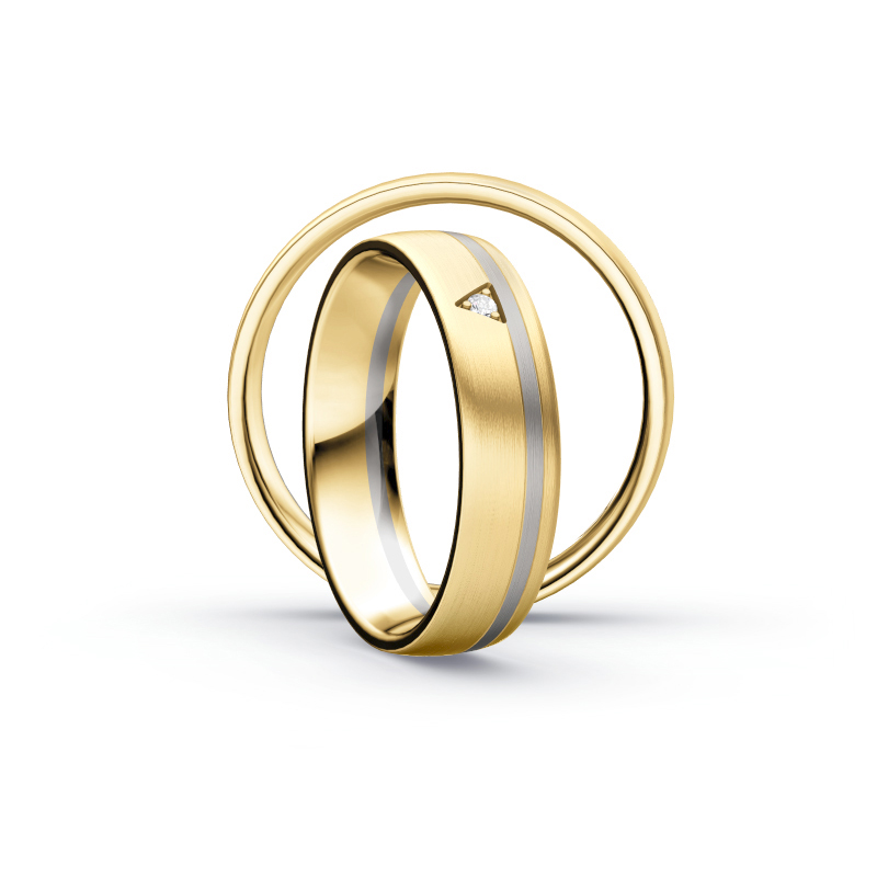 Aufnahme von Eheringen in Gelbgold/Palladium 500 matt mit viereckigen Diamanten 