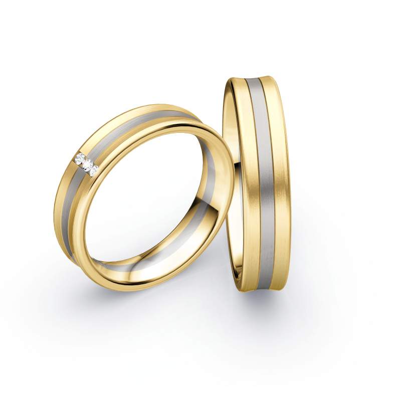 Aufnahme von Eheringen aus Palladium 500/Gelbgold mattiert mit drei Diamanten 