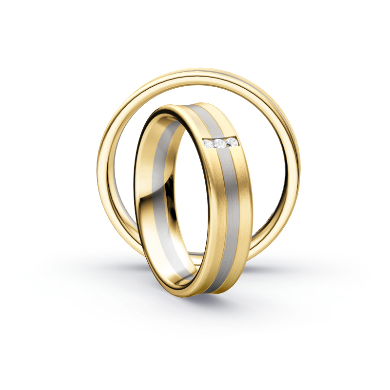 Aufnahme von Eheringen aus Palladium 500/Gelbgold mattiert mit drei Diamanten 