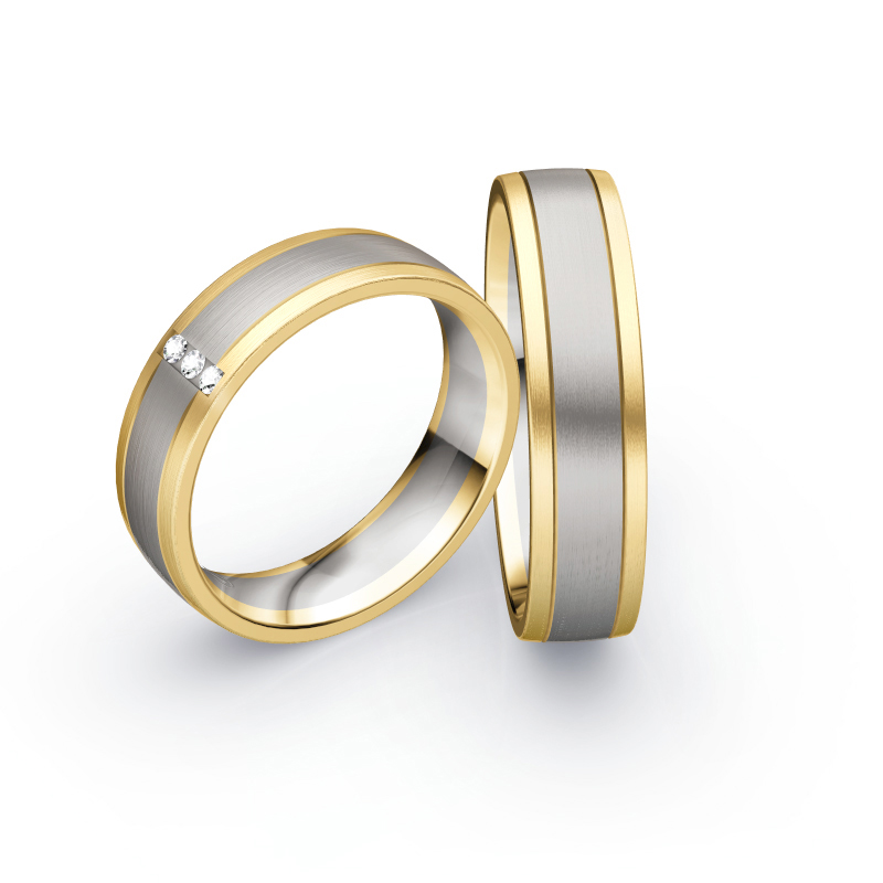Aufnahme von Trauringen aus längsmattiertem Gelbgold/Palladium 500 mit 4 weißen Diamanten 
