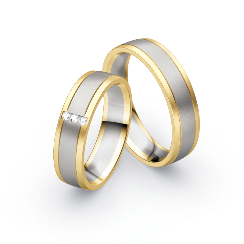 Aufnahme von Trauringen aus längsmattiertem Gelbgold/Palladium 500 mit 4 weißen Diamanten 