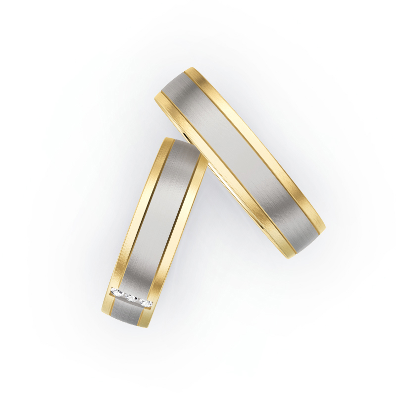 Aufnahme von Trauringen aus längsmattiertem Gelbgold/Palladium 500 mit 4 weißen Diamanten 