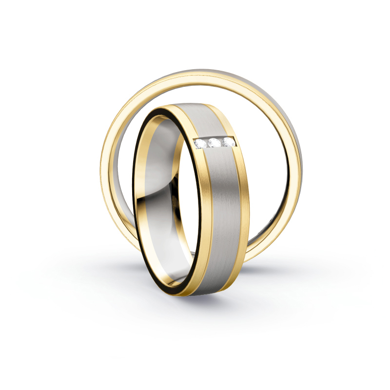 Aufnahme von Trauringen aus längsmattiertem Gelbgold/Palladium 500 mit 4 weißen Diamanten 