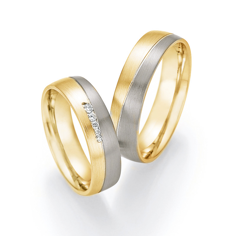 Aufnahme von Eheringen aus Palladium 500/Gelbgold matt mit 5 Diamanten in asymmetrischer Vertiefung