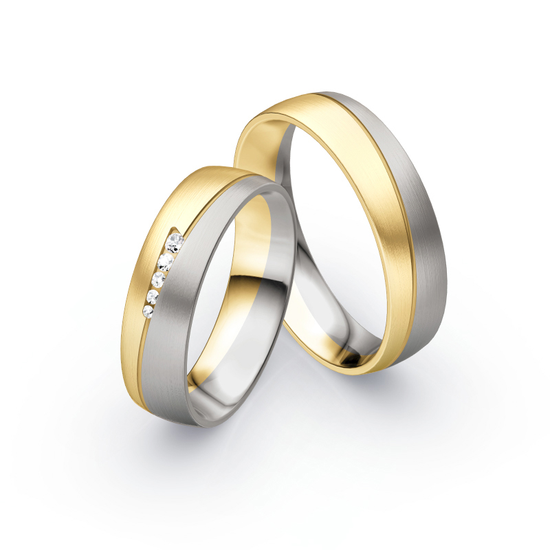 Aufnahme von Eheringen aus Palladium 500/Gelbgold matt mit 5 Diamanten in asymmetrischer Vertiefung 