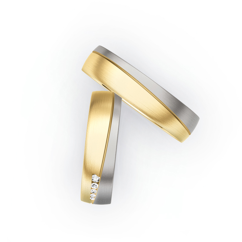 Aufnahme von Eheringen aus Palladium 500/Gelbgold matt mit 5 Diamanten in asymmetrischer Vertiefung 