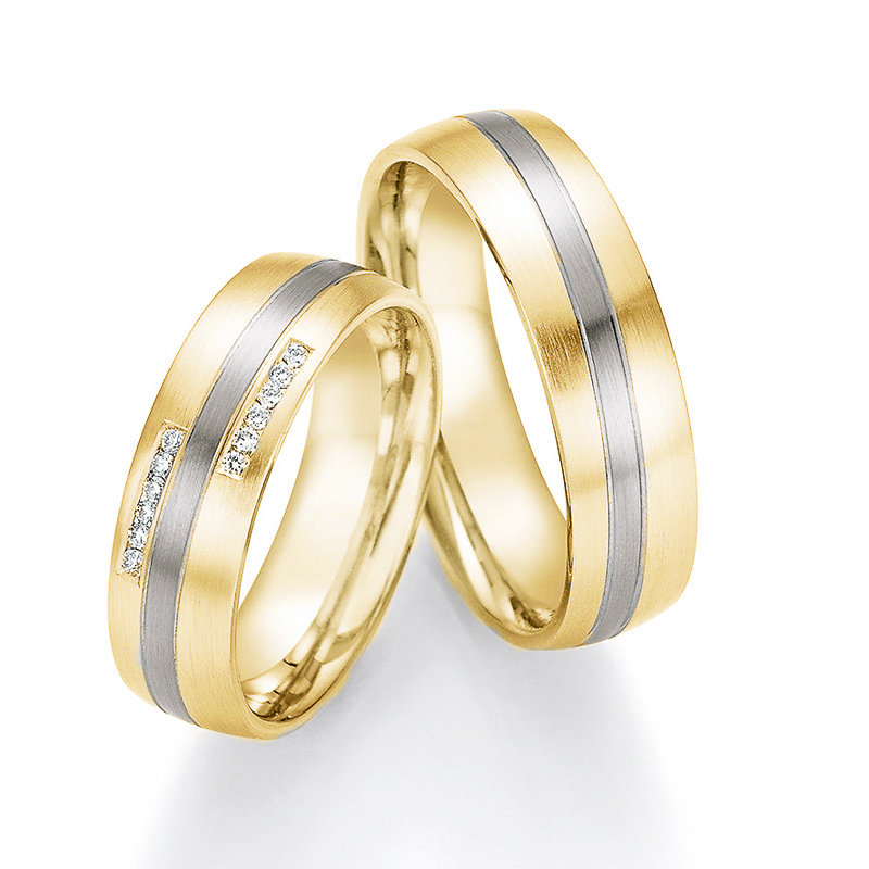 Aufnahme von Eheringen aus Gelbgold mit Palladium 500-Streifen mit 12 Diamanten in zwei Fassungen