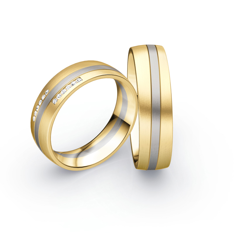 Aufnahme von Eheringen aus Gelbgold mit Palladium 500-Streifen mit 12 Diamanten in zwei Fassungen 