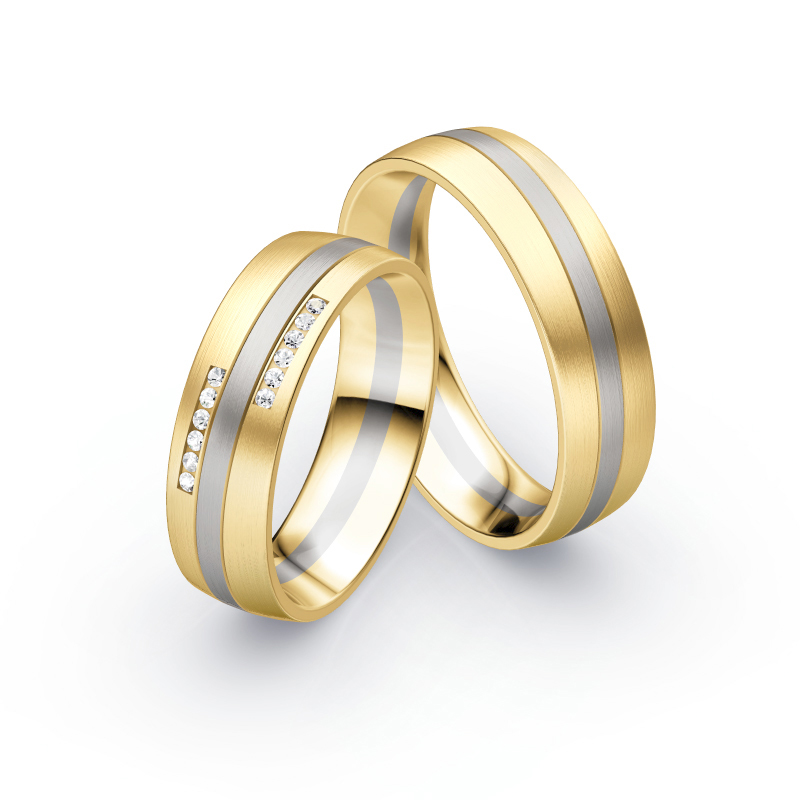 Aufnahme von Eheringen aus Gelbgold mit Palladium 500-Streifen mit 12 Diamanten in zwei Fassungen 