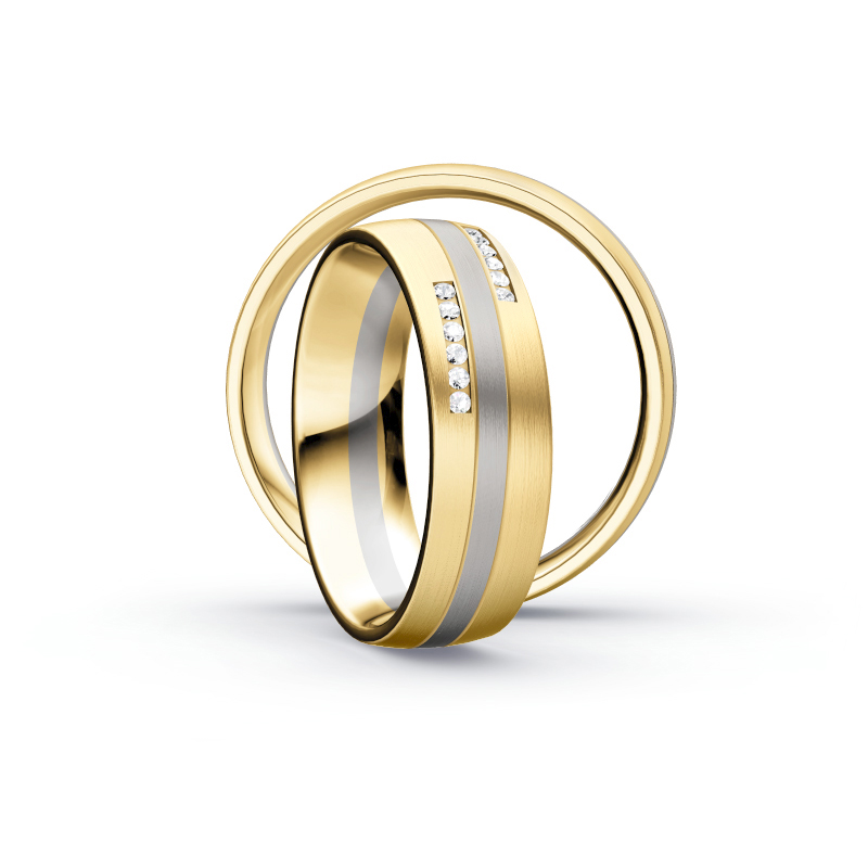 Aufnahme von Eheringen aus Gelbgold mit Palladium 500-Streifen mit 12 Diamanten in zwei Fassungen 