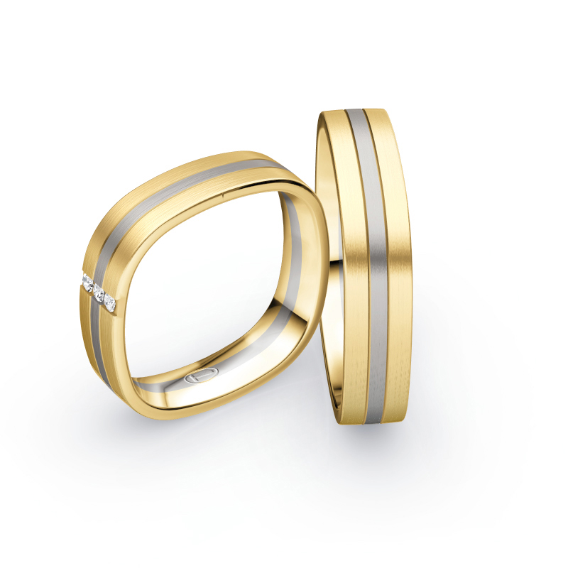 Aufnahme von eckigen Eheringen aus Gelbgold & Palladium 500 bicolor mit drei seitlichen Diamanten 