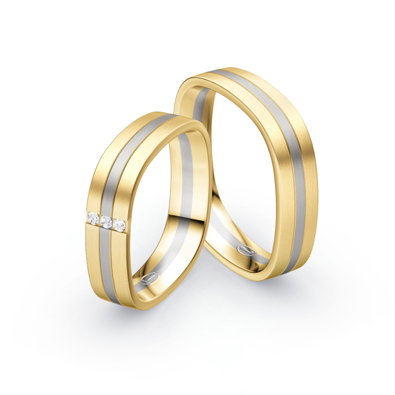 Aufnahme von eckigen Eheringen aus Gelbgold & Palladium 500 bicolor mit drei seitlichen Diamanten 