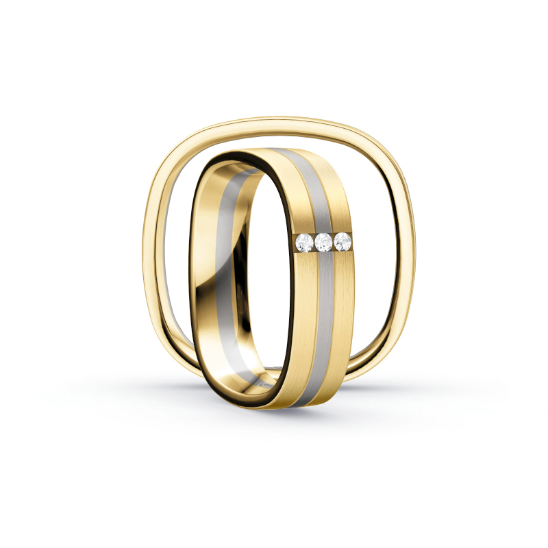 Aufnahme von eckigen Eheringen aus Gelbgold & Palladium 500 bicolor mit drei seitlichen Diamanten 