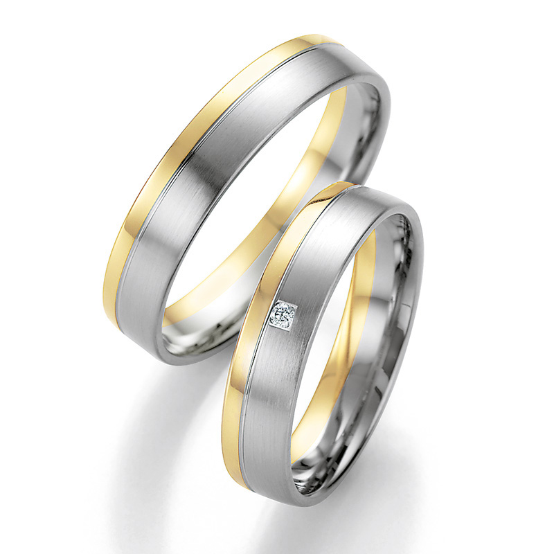 Aufnahme von Trauringen aus Palladium 500 bicolor mit Diamanten und poliertem Rand