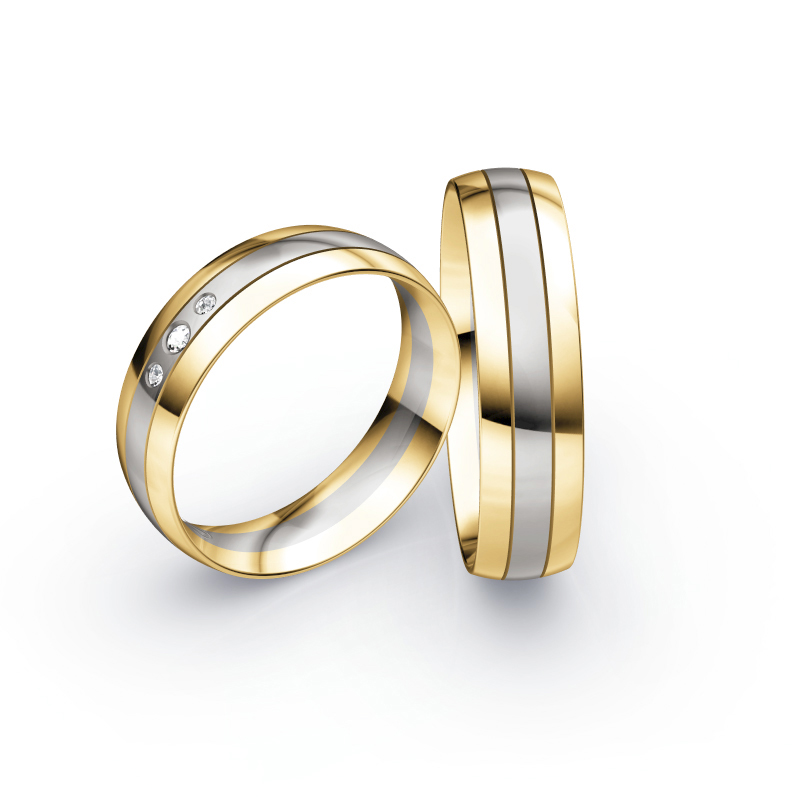 Aufnahme von Trauringen aus Palladium 500 & Gelbgold bicolor mit drei runden Diamanten 