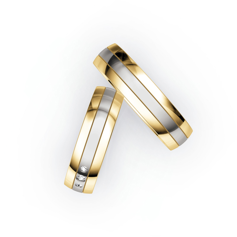 Aufnahme von Trauringen aus Palladium 500 & Gelbgold bicolor mit drei runden Diamanten 
