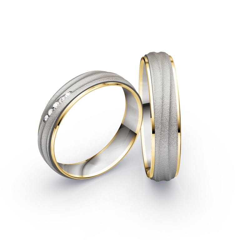 Aufnahme von Eheringen aus Palladium 500/Gelbgold sandmatt mit fünf weißen Diamanten 