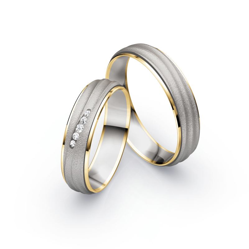 Aufnahme von Eheringen aus Palladium 500/Gelbgold sandmatt mit fünf weißen Diamanten 