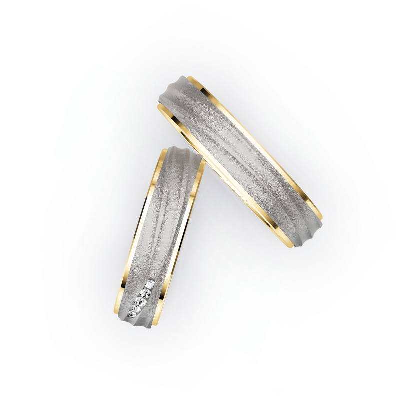 Aufnahme von Eheringen aus Palladium 500/Gelbgold sandmatt mit fünf weißen Diamanten 