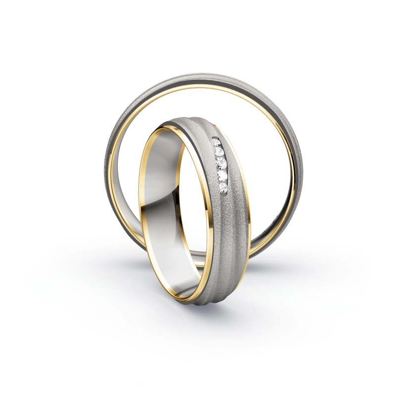 Aufnahme von Eheringen aus Palladium 500/Gelbgold sandmatt mit fünf weißen Diamanten 