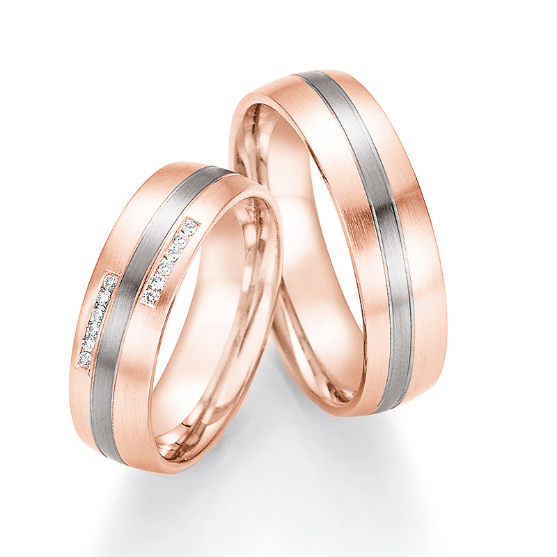 Aufnahme von Eheringen aus Palladium 500/Rosègold mattiert mit zwölf weißen runden Diamanten 