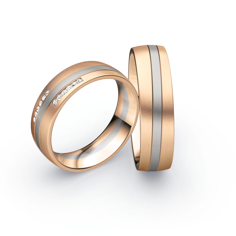 Aufnahme von Eheringen aus Palladium 500/Rosègold mattiert mit zwölf weißen runden Diamanten 